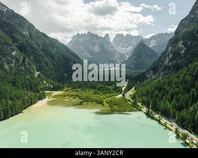 Aus der Vogelperspektive auf den Durrensee mit dem Monte Cristallo im Hintergrund auf den Dolomiten, Oberpustertal, Trentino, Südtirol, Italien. Stockfoto