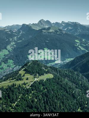Aus der Vogelperspektive der Stadt St. Ulrich von der Seiser Alm auf den Dolomiten, Trentino, Südtirol in Norditalien. Stockfoto