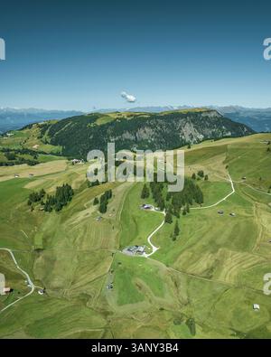 Luftaufnahme der Seiser Alm auf den Dolomiten, Trentino, Südtirol in Norditalien. Stockfoto