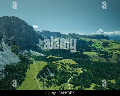 Aus der Vogelperspektive des Sassopiatto (Plattkofel), einem Berggipfel auf den Dolomiten im Trentino, Südtirol in Norditalien. Stockfoto