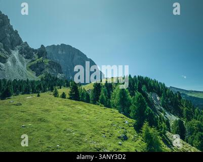Aus der Vogelperspektive des Sassopiatto (Plattkofel), einem Berggipfel auf den Dolomiten im Trentino, Südtirol in Norditalien. Stockfoto