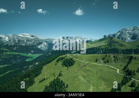 Aus der Vogelperspektive des Sassopiatto (Plattkofel), einem Berggipfel auf den Dolomiten im Trentino, Südtirol in Norditalien. Stockfoto