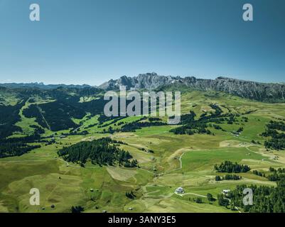 Luftaufnahme der Seiser Alm auf den Dolomiten, Trentino, Südtirol in Norditalien. Stockfoto
