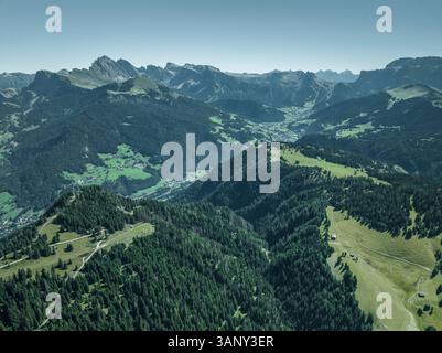 Aus der Vogelperspektive der Stadt St. Ulrich von der Seiser Alm auf den Dolomiten, Trentino, Südtirol in Norditalien. Stockfoto