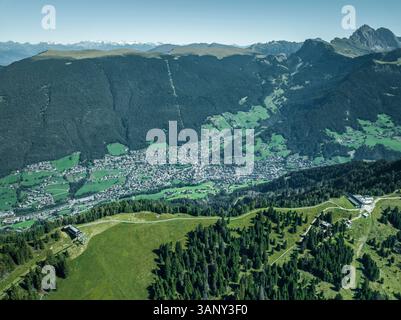 Aus der Vogelperspektive der Stadt St. Ulrich von der Seiser Alm auf den Dolomiten, Trentino, Südtirol in Norditalien. Stockfoto