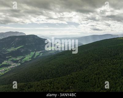 Bergwelt der Dolomiten bei Sonnenuntergang aus der Vogelperspektive, Trentino, Südtirol, Italien. Stockfoto