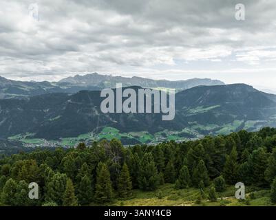 Bergwelt der Dolomiten bei Sonnenuntergang aus der Vogelperspektive, Trentino, Südtirol, Italien. Stockfoto