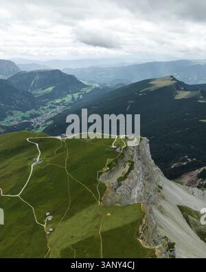 Blick aus der Vogelperspektive auf eine wunderschöne Berglandschaft vom Seceda Berggipfel und Bergrücken, Puez-Geisler Naturpark im Trentino, Südtirol, Italien. Stockfoto