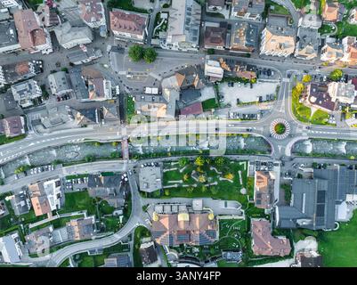 Aus der Vogelperspektive auf die Innenstadt von St. Ulrich, ein kleines Dorf an den Dolomiten Trentino, Südtirol in Norditalien. Stockfoto