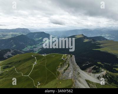 Blick aus der Vogelperspektive auf eine wunderschöne Berglandschaft vom Seceda Berggipfel und Bergrücken, Puez-Geisler Naturpark im Trentino, Südtirol, Italien. Stockfoto