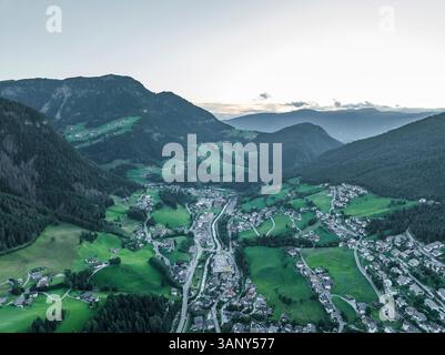 Aus der Vogelperspektive von St. Ulrich, einem kleinen Dorf auf den Dolomiten bei Sonnenuntergang, Trentino, Südtirol in Norditalien. Stockfoto