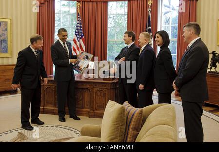 9. Mai 2011: Washington, District of Columbia, USA: Präsident Obama trifft sich mit der STS-133-Crew. STS-133-Kommandeur STEVEN LINDSEY, ganz links, präsentiert eine Montage an Präsident BARACK OBAMA, während die Besatzungsmitglieder MICHAEL BARRATT, der Pilot ERIC BOE, NICOLE SLOTT und STEVE BOWEN während eines Besuchs im Oval Office in Washington, D.C. zuschauen (Credit Image: © Paul E. Alers/NASA/ZUMAPRESS.com) Stockfoto