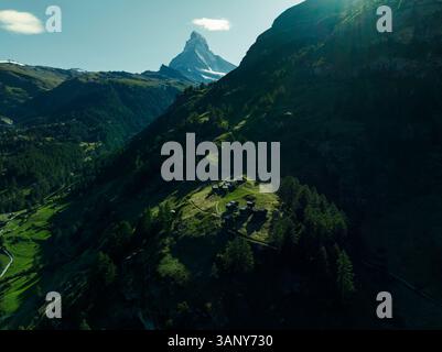 Blick aus der Vogelperspektive auf das Matterhorn, ein ikonischer Berggipfel mit Holzhäusern auf den Schweizer Alpen im Sommer, Wallis, Schweiz. Stockfoto