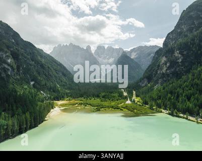 Aus der Vogelperspektive auf den Durrensee mit dem Monte Cristallo im Hintergrund auf den Dolomiten, Oberpustertal, Trentino, Südtirol, Italien. Stockfoto