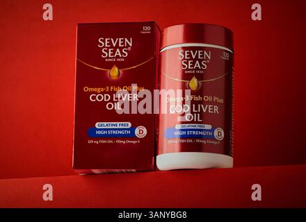 Mansfield, Nottingham, Vereinigtes Königreich, 13. April 2025: Studio-Produktabbildung von Seven Seas Kabeljau Leberöl Kapseln. Stockfoto