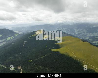 Blick aus der Vogelperspektive auf eine wunderschöne Berglandschaft vom Seceda Berggipfel und Bergrücken, Puez-Geisler Naturpark im Trentino, Südtirol, Italien. Stockfoto