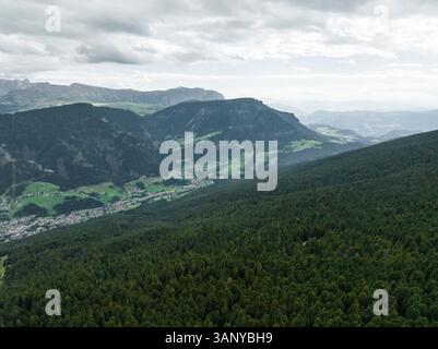 Bergwelt der Dolomiten bei Sonnenuntergang aus der Vogelperspektive, Trentino, Südtirol, Italien. Stockfoto