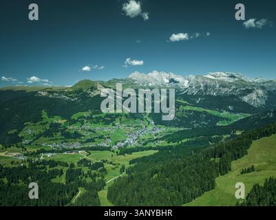 Aus der Vogelperspektive Santa Cristina, eine kleine Stadt in den Dolomiten, Trentino, Südtirol in Norditalien. Stockfoto