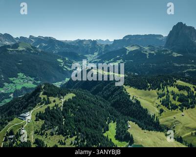 Aus der Vogelperspektive der Stadt St. Ulrich von der Seiser Alm auf den Dolomiten, Trentino, Südtirol in Norditalien. Stockfoto