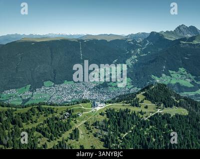 Aus der Vogelperspektive der Stadt St. Ulrich von der Seiser Alm auf den Dolomiten, Trentino, Südtirol in Norditalien. Stockfoto