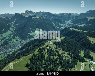 Aus der Vogelperspektive der Stadt St. Ulrich von der Seiser Alm auf den Dolomiten, Trentino, Südtirol in Norditalien. Stockfoto