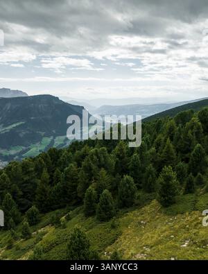 Bergwelt der Dolomiten bei Sonnenuntergang aus der Vogelperspektive, Trentino, Südtirol, Italien. Stockfoto