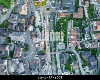 Aus der Vogelperspektive auf die Innenstadt von St. Ulrich, ein kleines Dorf an den Dolomiten Trentino, Südtirol in Norditalien. Stockfoto