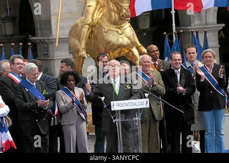 Mai 2008 - Bruno Gollnisch - Jean Marie Le Pen - Marine Le Pen - Rassemblement du 1 mai du Front National en Hommage a Jeanne D'Arc - Paris, le 1/5/2008 - JSB / PixPlanete. Zusammenkunft des 1. Mai des Nationalgesichts in Hommage hat Jeanne von Arc - Paris, 05-01-2008.JEAN-MARIE LE PEN, GRÜNDER UND PRÄSIDENT DER NATIONALFRONT, HÄLT SEINE TRADITIONELLE REDE AM MAI AM FUSSE Einer STATUE VON JOAN VON ARC, DER HEILIGEN, DIE ER ALS SCHUTZPATRON UND IKONE SEINER POPULISTISCHEN BEWEGUNG NAHM. JSB-PixPlanete- 2008.K58134(Abbildung: © Globe Photos/ZUMAPRESS.com) Stockfoto