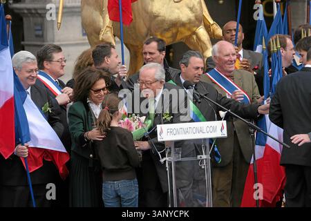 Mai 2008: Bruno Gollnisch – Jean Marie Le Pen – Rassemblement du 1 mai du Front National en Hommage a Jeanne D'Arc – Paris, le 1/5/2008 – JSB/PixPlanete. Zusammenkunft des 1. Mai des Nationalgesichts in Hommage hat Jeanne von Arc - Paris, 05-01-2008.JEAN-MARIE LE PEN, GRÜNDER UND PRÄSIDENT DER NATIONALFRONT, HÄLT SEINE TRADITIONELLE REDE AM MAI AM FUSSE Einer STATUE VON JOAN VON ARC, DER HEILIGEN, DIE ER ALS SCHUTZPATRON UND IKONE SEINER POPULISTISCHEN BEWEGUNG NAHM. JSB-PixPlanete- 2008.K58134(Abbildung: © Globe Photos/ZUMAPRESS.com) Stockfoto