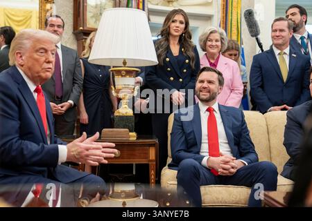 Washington, Usa. April 2025. U. US-Präsident Donald Trump, links, kommentiert als Vizepräsident JD Vance, sieht während des bilateralen Treffens mit dem salvadorianischen Präsidenten Nayib Bukele im Oval Office des Weißen Hauses, 14. April 2025 in Washington, DC Credit: Emily Higgins/White House Photo/Alamy Live News Stockfoto