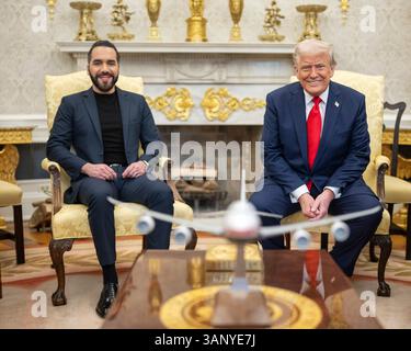 Washington, Usa. April 2025. U. US-Präsident Donald Trump, rechts, posiert mit dem Salvadorianischen Präsidenten Nayib Bukele, links, während ihres bilateralen Treffens im Oval Office des Weißen Hauses am 14. April 2025 in Washington, DC Credit: Daniel Torok/White House Photo/Alamy Live News Stockfoto