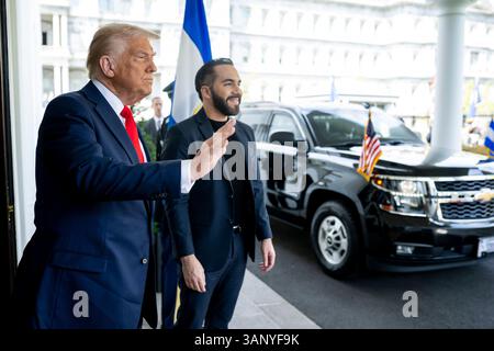 Washington, Usa. April 2025. U. US-Präsident Donald Trump winkt den Medien bei der Ankunft des Salvadorianischen Präsidenten Nayib Bukele vor ihrem bilateralen Treffen in der West Wing Lobby des Weißen Hauses, 14. April 2025 in Washington, DC Credit: Daniel Torok/White House Photo/Alamy Live News Stockfoto