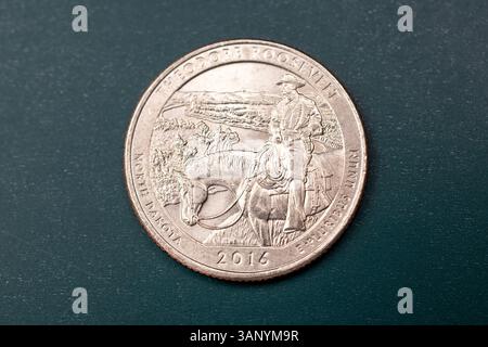 Glänzende silberne amerikanische Viertelmünze isoliert auf weiß Stockfoto