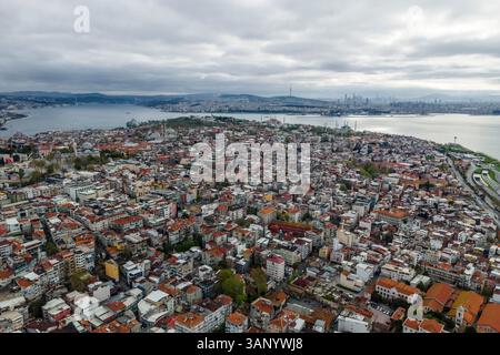 Luftaufnahme der Stadt Istanbul bei Sonnenaufgang von der europäischen Seite, Blick auf das Viertel Sultanahmet am Bosporus und Marmarameer, Türkei. Stockfoto