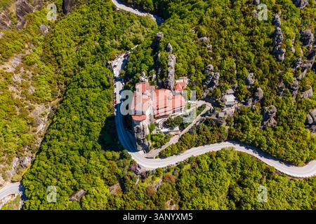 Aus der Vogelperspektive des Heiligen Klosters von Rousanos auf einer natürlichen Säulen-Felsformation in Meteora, Trikala, Thessalien, Griechenland. Stockfoto