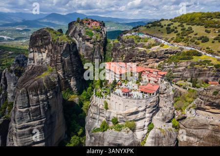 Aus der Vogelperspektive des Iera Moni Barlaam Klosters und des Großen Meteoron-Klosters auf natürliche Säulen-Felsformation in Meteora, Trikala, Thessalien, Griechenland. Stockfoto