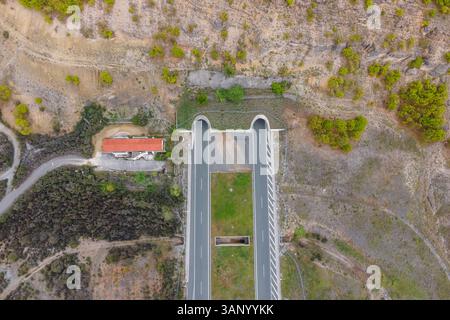 Aus der Vogelperspektive der Autobahn, die den Tunnel überquert, zwischen den Bergen Taxiarchis, Westmakedonien, Griechenland. Stockfoto