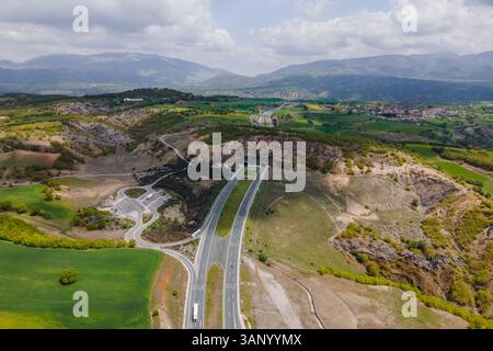 Aus der Vogelperspektive der Autobahn, die den Tunnel überquert, zwischen den Bergen Taxiarchis, Westmakedonien, Griechenland. Stockfoto