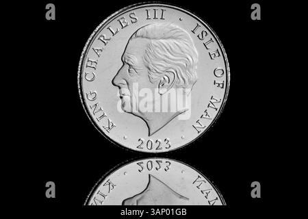2023 Isle of man 10p mit dem ersten Porträt von König Karl III. Auf der Vorderseite von Glyn Davies und einem kleinen, melierten Grasshopper auf der Rückseite Stockfoto