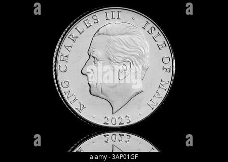 2023 Isle of man 10p mit dem ersten Porträt von König Karl III. Auf der Vorderseite von Glyn Davies und einem kleinen, melierten Grasshopper auf der Rückseite Stockfoto