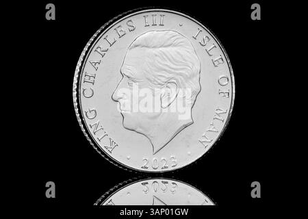 2023 Isle of man 10p mit dem ersten Porträt von König Karl III. Auf der Vorderseite von Glyn Davies und einem kleinen, melierten Grasshopper auf der Rückseite Stockfoto