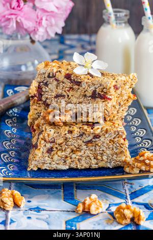 Hausgemachte Frühstücksbars aus Haferflocken, Nüssen, getrockneten Preiselbeeren und Honig Stockfoto