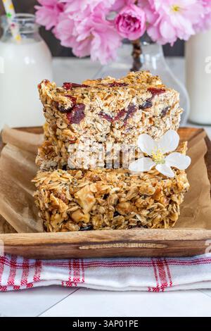 Hausgemachte Frühstücksbars aus Haferflocken, Nüssen, getrockneten Preiselbeeren und Honig Stockfoto