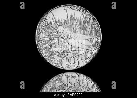 2023 Isle of man 10p mit dem ersten Porträt von König Karl III. Auf der Vorderseite von Glyn Davies und einem kleinen, melierten Grasshopper auf der Rückseite Stockfoto