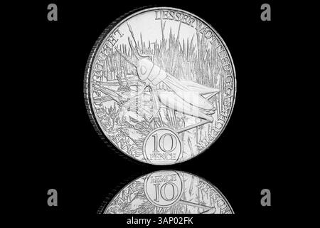 2023 Isle of man 10p mit dem ersten Porträt von König Karl III. Auf der Vorderseite von Glyn Davies und einem kleinen, melierten Grasshopper auf der Rückseite Stockfoto