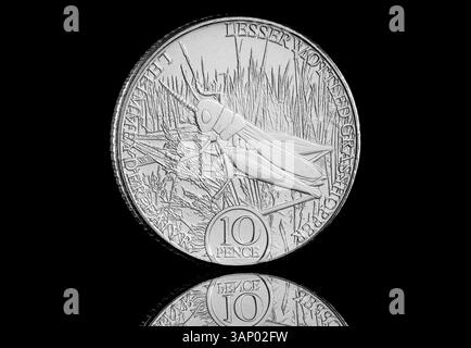 2023 Isle of man 10p mit dem ersten Porträt von König Karl III. Auf der Vorderseite von Glyn Davies und einem kleinen, melierten Grasshopper auf der Rückseite Stockfoto