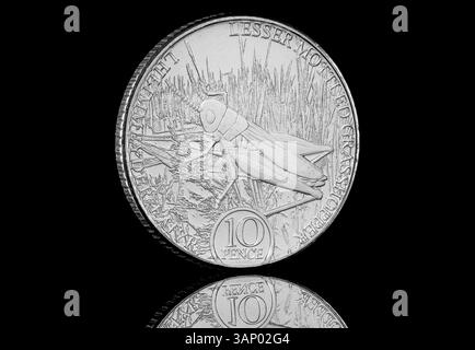 2023 Isle of man 10p mit dem ersten Porträt von König Karl III. Auf der Vorderseite von Glyn Davies und einem kleinen, melierten Grasshopper auf der Rückseite Stockfoto
