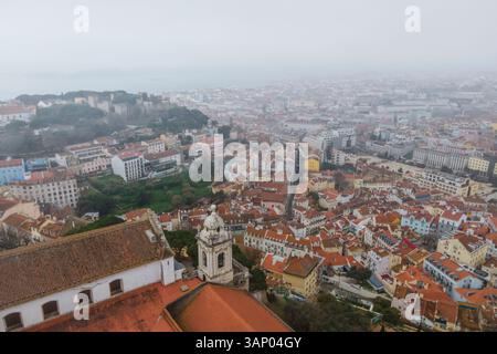 Luftaufnahme des Convento de Nossa Senhora da Graça, einem Nonnen-Kloster in der Altstadt von Graca, Lissabon, Portugal. Stockfoto