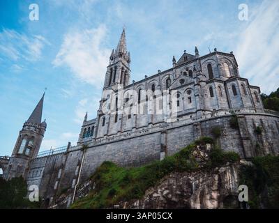 Blick von unten auf den Tempel unserer Lieben Frau in Lourdes Stockfoto