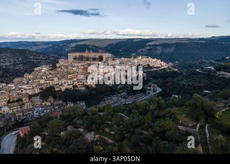 Panoramablick aus der Vogelperspektive auf Ragusa Ibla, eine mittelalterliche Stadt am Hügel bei Sonnenuntergang in Sizilien, Italien. Stockfoto